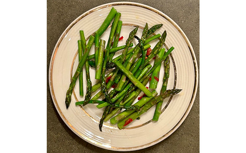 Blanched asparagus with chili peppers