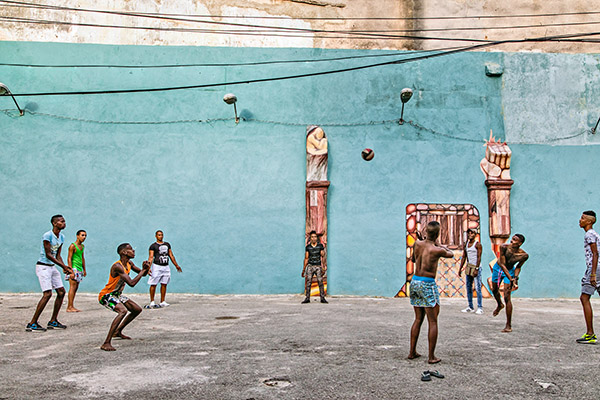 Playing volleyball without a net in Central Havana, May 7, 2016 Photo: David Garten